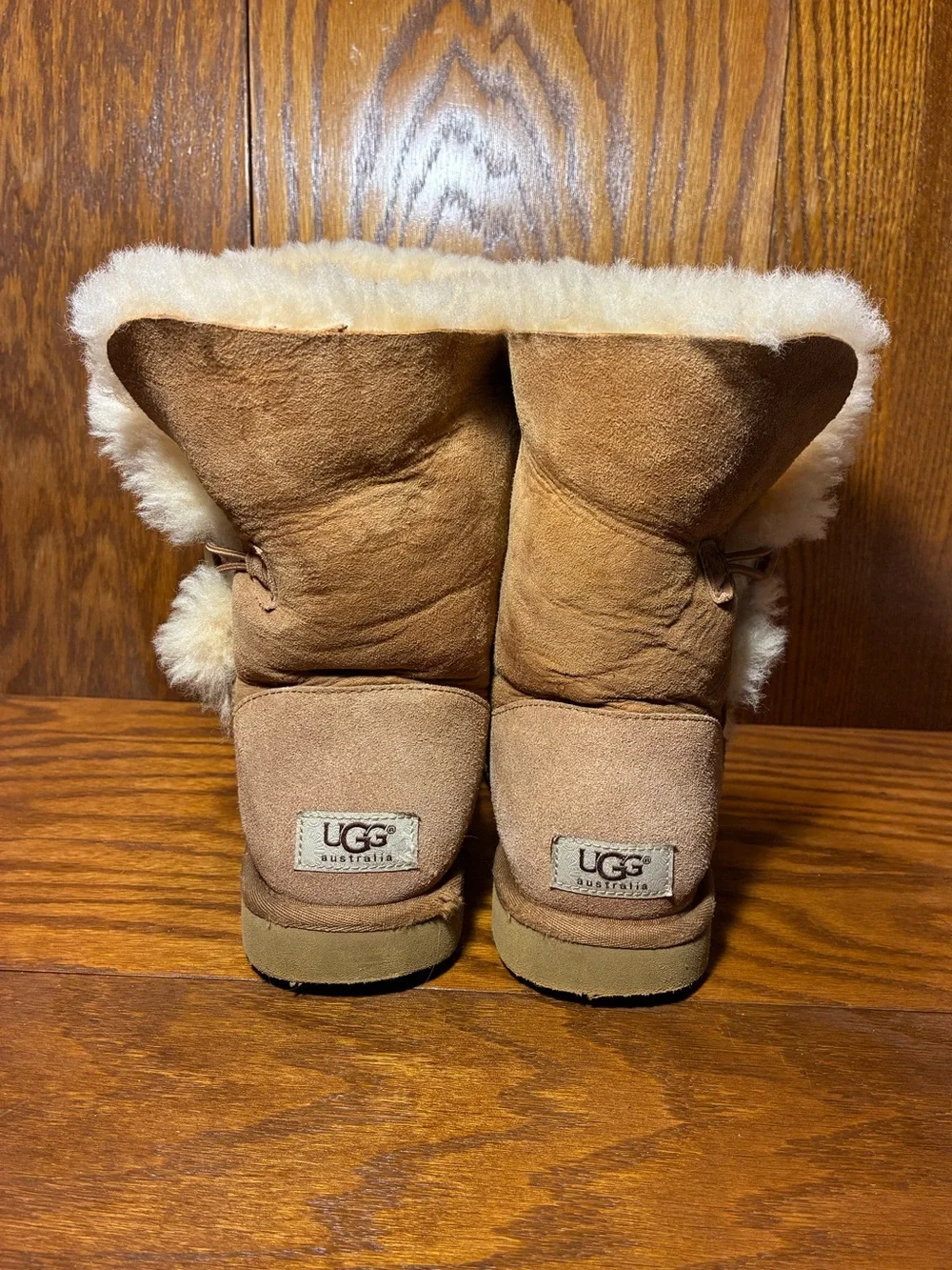UGG Bailey Button Short 5803 Chestnut Sheepskin Boots Size 9